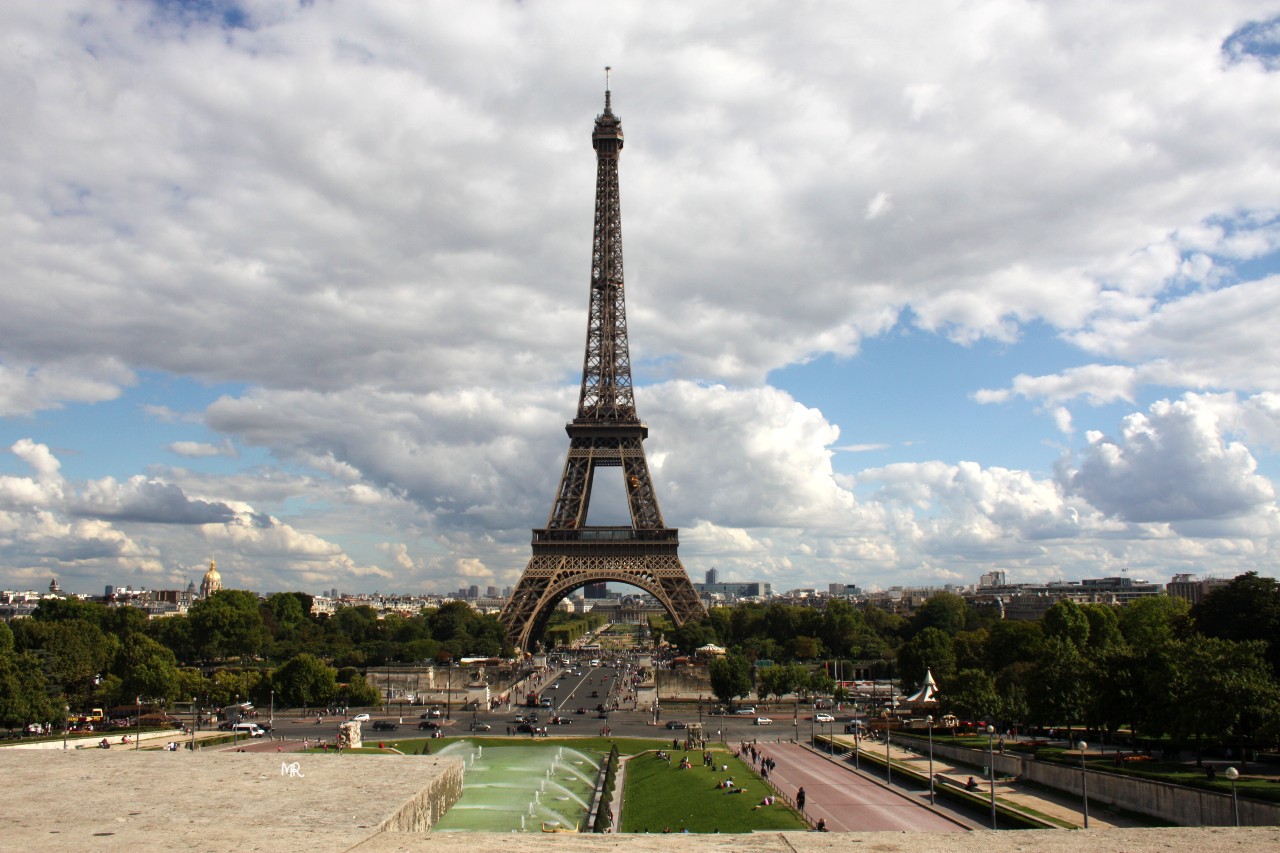 Tour Eiffel. Discover Paris, one magnificent landmark at a time